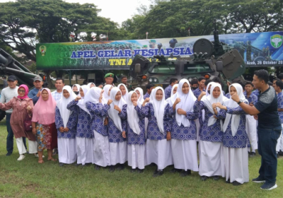 Siswa SMPN 17 menghadiri pameran alutsista TNI di Blang Padang