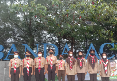 Siswa SMPN 17 mengikuti baksi sosial bersama Pramuka Kwarcab Banda Aceh