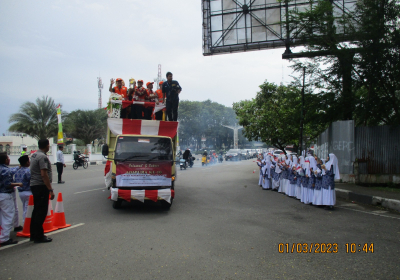 Penyambutan piala adiwiyata yang dibawa oleh Walikota Banda Aceh