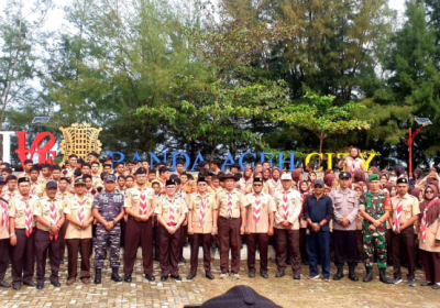 Siswa SMPN 17 mengikuti baksi sosial bersama Pramuka Kwarcab Banda Aceh